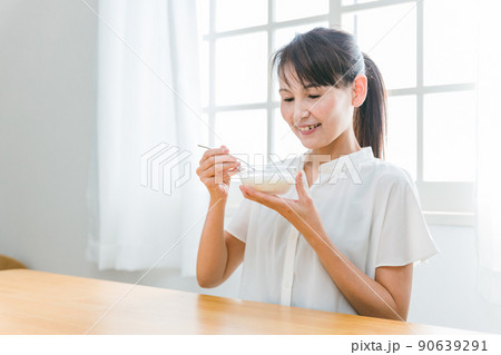 ヨーグルトを食べる女性(笑顔) ヨーグルトを食べる女性(笑顔) 90639291