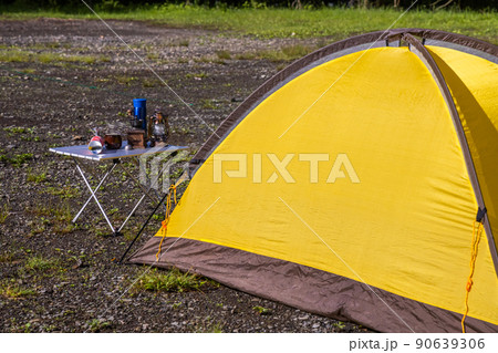 高原でソロキャンプ　Camping alone on a mountain plateau 90639306
