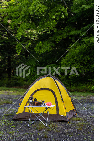 高原でソロキャンプ　Camping alone on a mountain plateau 90639307