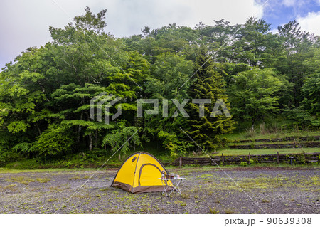 高原でソロキャンプ　Camping alone on a mountain plateau 90639308
