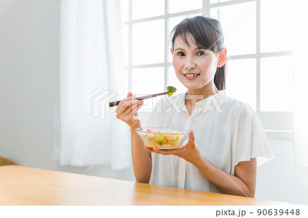 サラダ・野菜を食べる中高年女性(ダイエット・食事制限) サラダ・野菜を食べる中高年女性(ダイエット・食事制限) 90639448