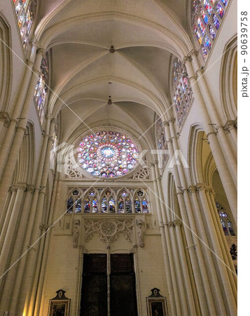 【スペイン】トレド大聖堂の白い天井とステンドグラス（トレド） 90639758