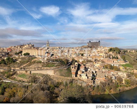 【スペイン】ミラドール・デル・バイエ展望台から見渡すトレドの街並み 90639768