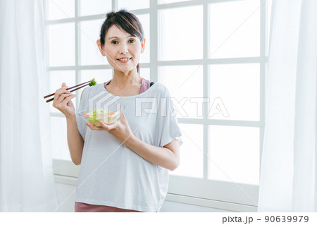 サラダ・野菜を食べる中高年女性 90639979