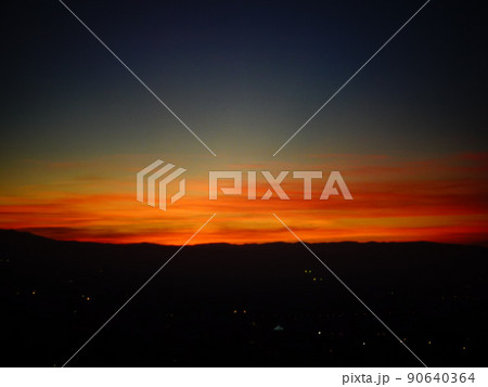 【スペイン】アルバイシンの丘から見る夕日の景色(グラナダ) 【スペイン】アルバイシンの丘から見る夕日の景色(グラナダ) 90640364