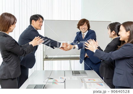 会議室で商談をするスーツ姿の男女(契約・握手) 会議室で商談をするスーツ姿の男女(契約・握手) 90640528