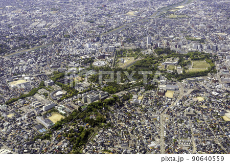 金沢の兼六園付近を空撮 90640559