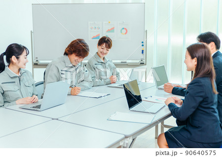 会議室で契約書にサインする作業着をきた会社員 会議室で契約書にサインする作業着をきた会社員 90640575