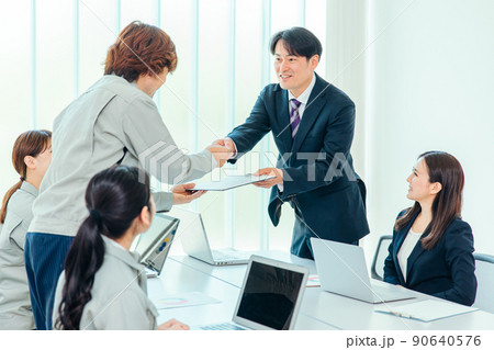 握手するスーツ姿の男性（契約） 90640576