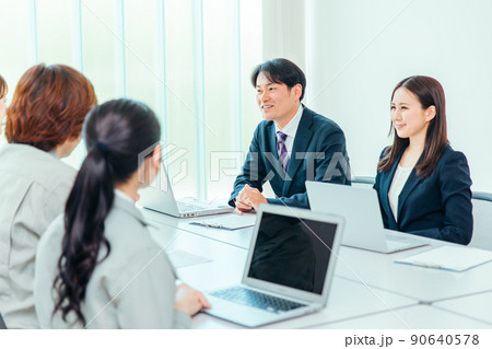 会議するスーツ姿の男女(弁護士・税理士・会計士) 会議するスーツ姿の男女(弁護士・税理士・会計士) 90640578