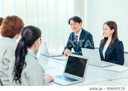 会議するスーツ姿の男女（弁護士・税理士・会計士） 90640579