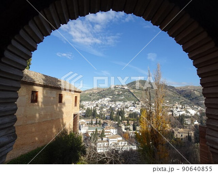 【スペイン】アルハンブラ宮殿から見るアルバイシン地区の街並み（グラナダ） 90640855