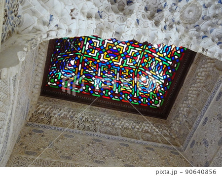 【スペイン】ナスル宮殿内の美しいステンドグラスの天井（アルハンブラ宮殿　グラナダ） 90640856