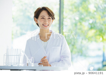 白衣の女性　撮影協力：LINK FOREST 90641191