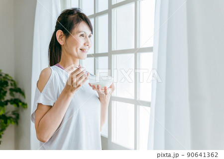 ヨーグルトを食べて菌活する中高年女性(笑顔) ヨーグルトを食べて菌活する中高年女性(笑顔) 90641362