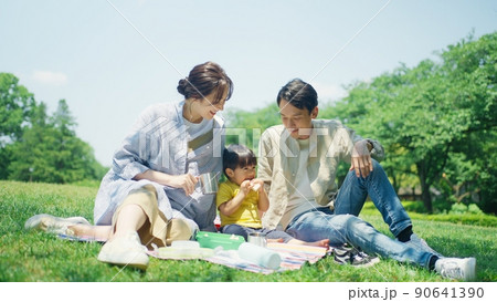 公園でピクニックする家族 90641390
