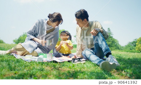 公園でピクニックする家族 90641392