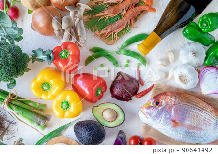 たくさんの新鮮な食材 90641492