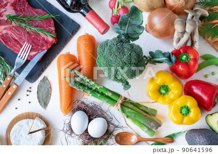たくさんの新鮮な食材 90641596