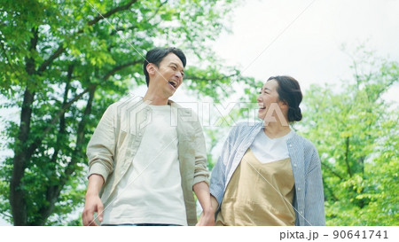 初夏の公園を散歩するカップル 90641741