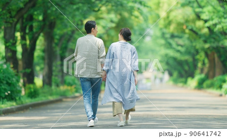 初夏の公園を散歩するカップル 90641742