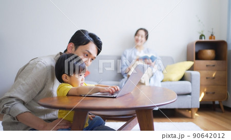 子守する夫と在宅ワーカーの妻 90642012