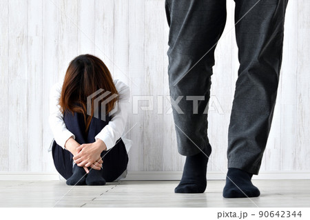 男女・夫婦・カップルの別れのイメージ 90642344
