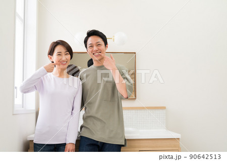歯の健康をアピールする夫婦 歯の健康をアピールする夫婦 90642513