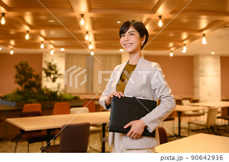 働く女性 働く女性 90642936