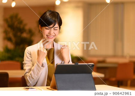働く女性 働く女性 90642961