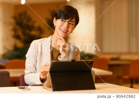 働く女性 働く女性 90642962