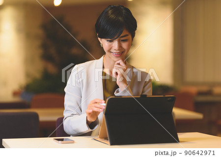 働く女性 働く女性 90642971
