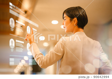 働く女性 90642994