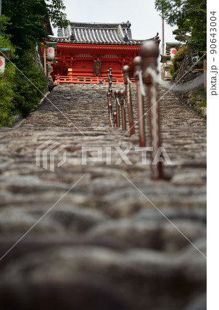 愛媛県松山市道後温泉の近くにある伊佐爾波神社と石段 愛媛県松山市道後温泉の近くにある伊佐爾波神社と石段 90643004