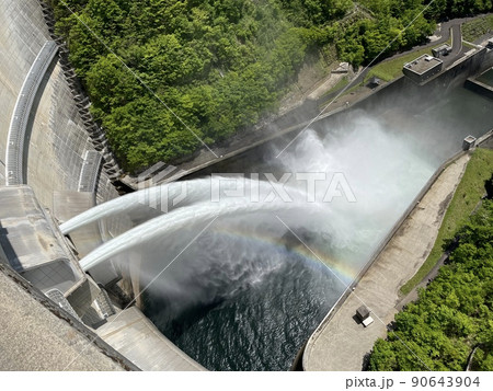 ダムの放流 90643904