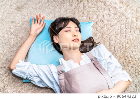 ラグに横になって眠る若い女性 ラグに横になって眠る若い女性 90644222