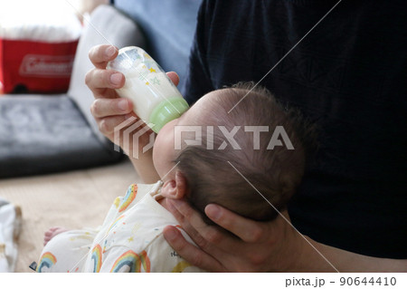 生後三か月の孫の授乳 90644410