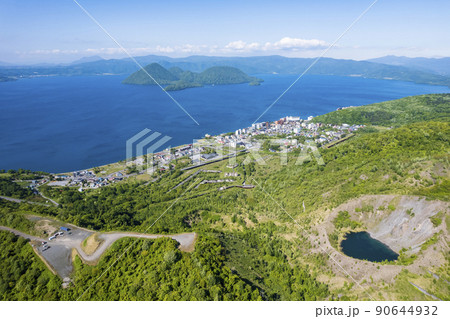 空から見た洞爺湖と金比羅火口 空から見た洞爺湖と金比羅火口 90644932