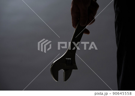 スパナを持つ男性 90645558