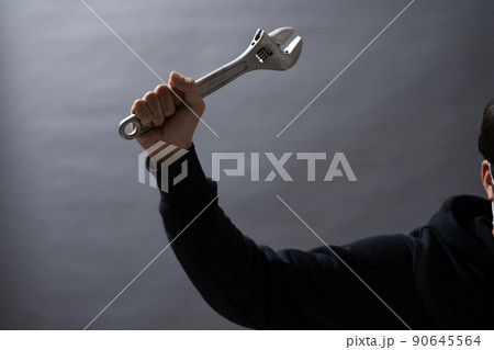 スパナを持つ男性 90645564