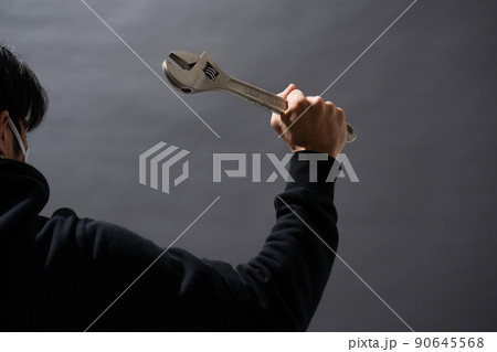スパナを持つ男性 90645568