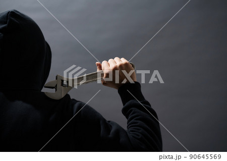 スパナを持つ男性 90645569