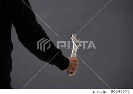 スパナを持つ男性 90645570