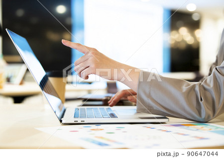 ビジネス 女性 オフィス ノートパソコン 手元 ビジネス 女性 オフィス ノートパソコン 手元 90647044