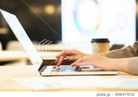 ビジネス 女性 オフィス  ノートパソコン 手元 ビジネス 女性 オフィス  ノートパソコン 手元 90647050