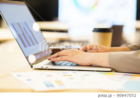 ビジネス 女性 オフィス ノートパソコン 手元 ビジネス 女性 オフィス ノートパソコン 手元 90647052