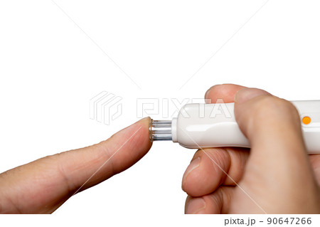 指先の穿刺をしている手のアップ 90647266