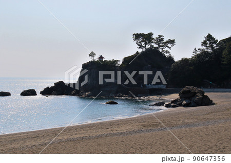 高知県高知市桂浜 下竜頭岬 龍王宮(海津見神社)を望む 高知県高知市桂浜 下竜頭岬 龍王宮(海津見神社)を望む 90647356