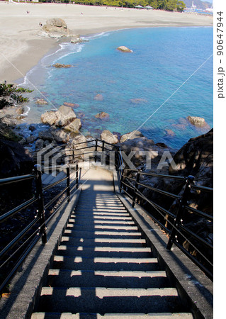 高知県高知市桂浜 下竜頭岬　龍王宮(海津見神社)から階段を望む 90647944