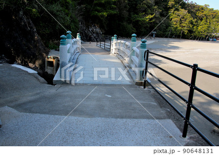 高知県高知市桂浜 下竜頭岬 龍王宮(海津見神社)に続く竜宮橋を望む 高知県高知市桂浜 下竜頭岬 龍王宮(海津見神社)に続く竜宮橋を望む 90648131